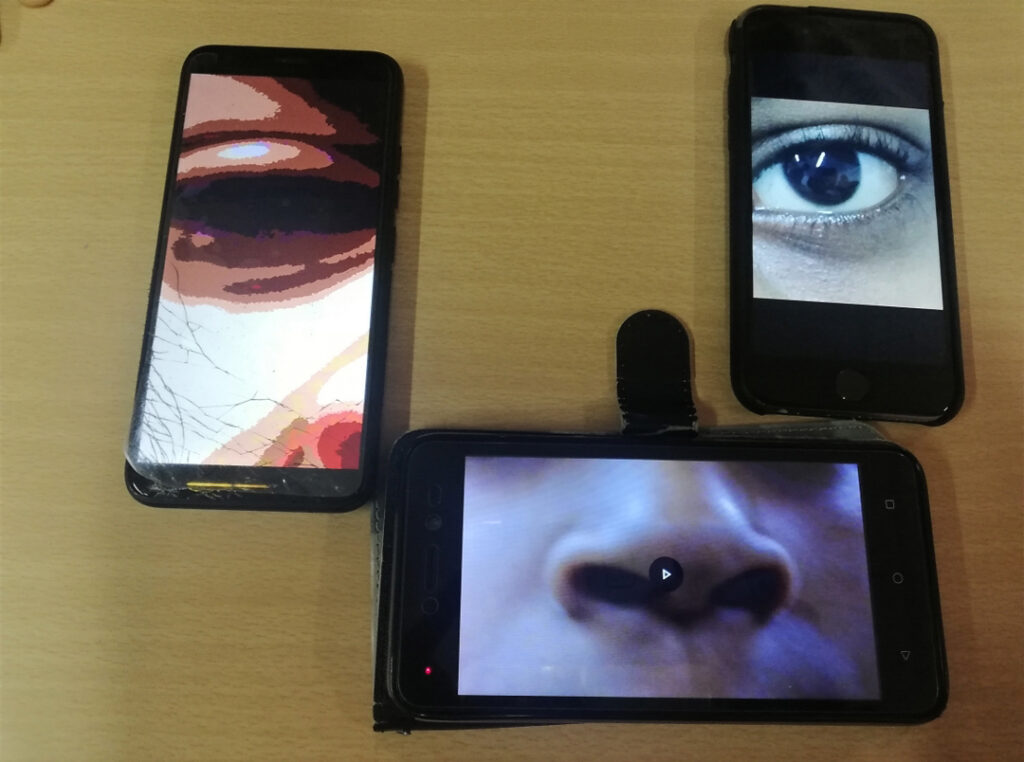3 téléphones portables représentants tour à tour deux yeux et un nez