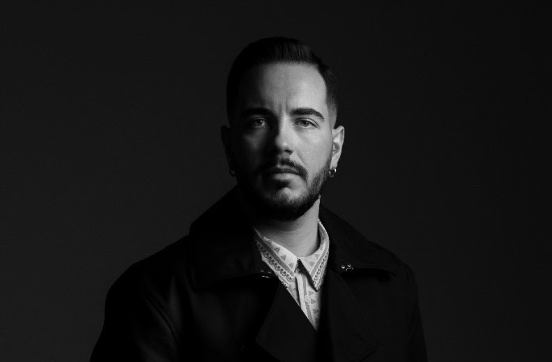 portrait noir et blanc de l'artiste