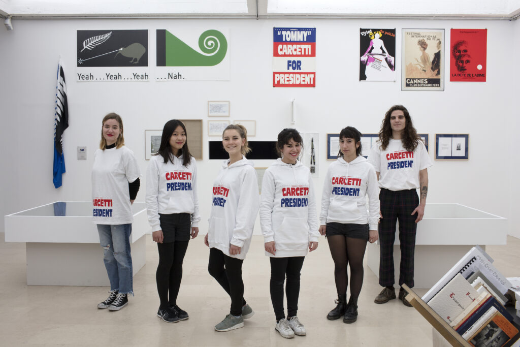équipe de médiateurs portant un sweat-shirt réalisé par les artistes-commissaires