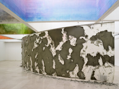 caissons du plafond peints de différentes couleur et mur courbé recouvert d'argile