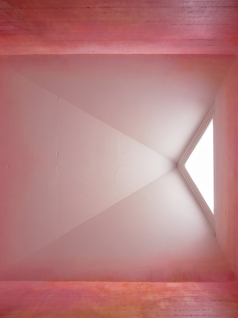 plafon de la galerie carrée recouvert de peinture rouge