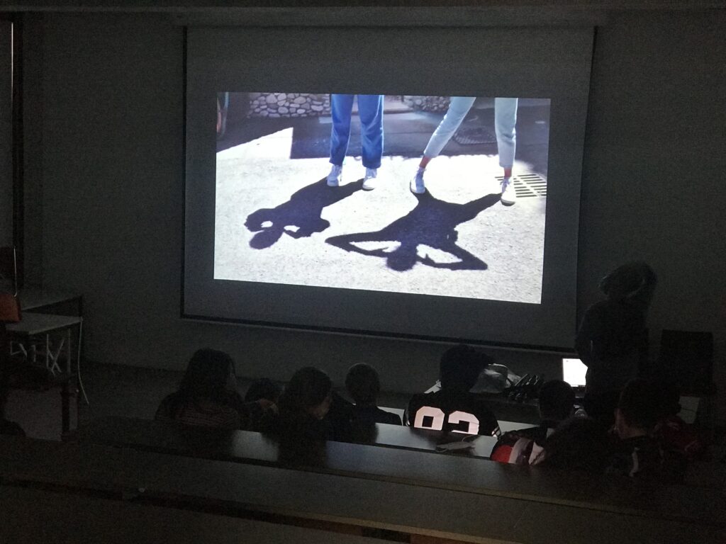 un écran vidéoprojeté avec des ombres de corps