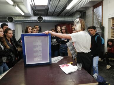 dans l'atelier sérigraphie de la Villa Arson, Camille Chastang, étudiante, montre les techniques utilisées à un groupe d'élèves du lycée Pasteur