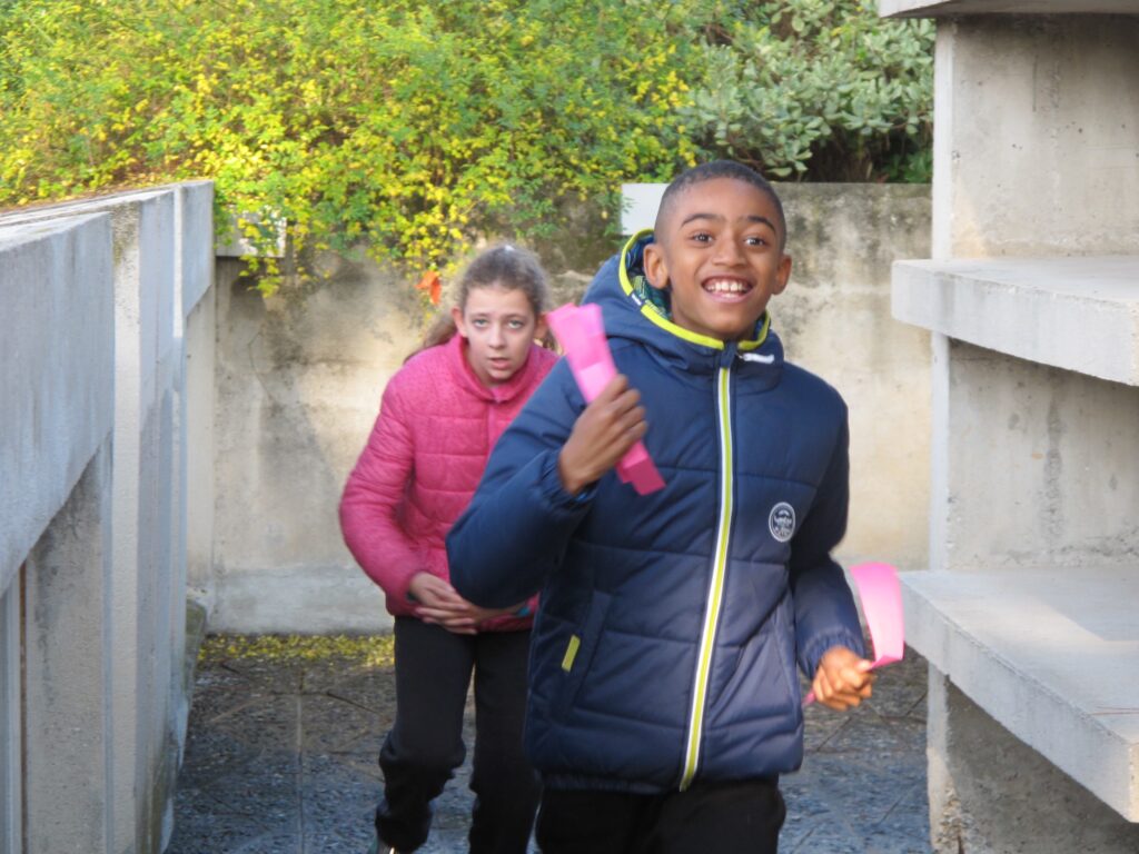 2 enfants courent dans le labyrinthe de la Villa Arson