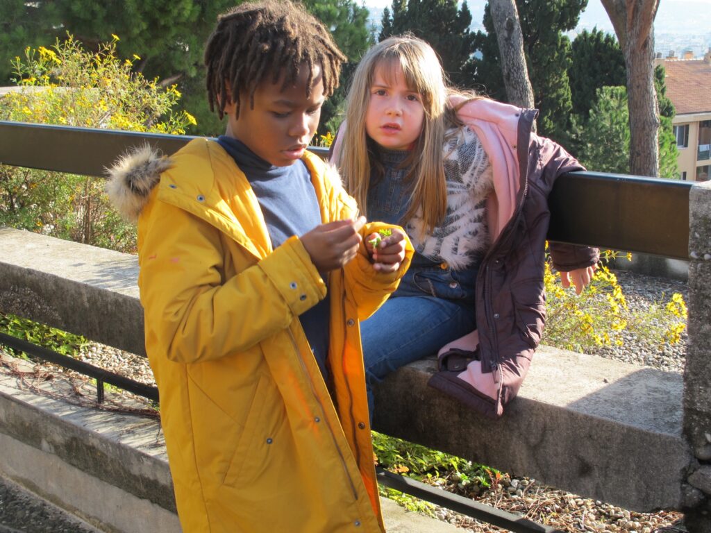 2 enfants ont des plantes en main