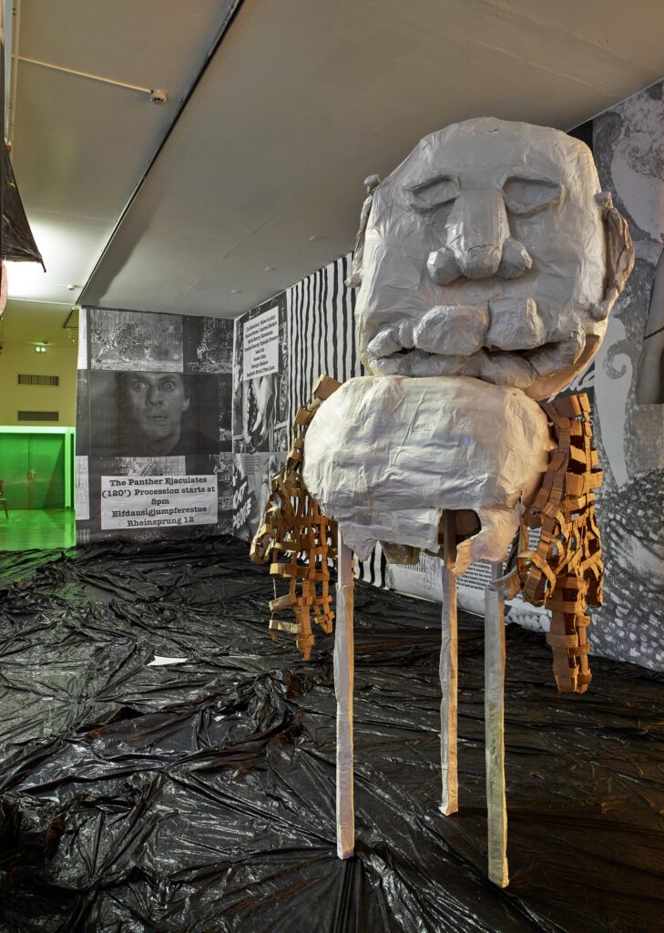 grosse tête de carnavla en papier maché