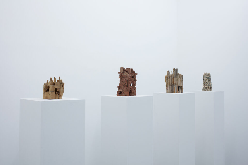 série de sculptures sur socle