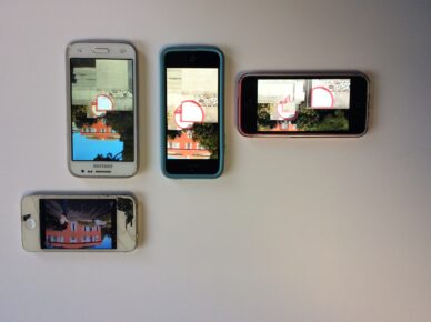 4 téléphones portables posés sur une table avec des photos de l'architecture de la Villa Arson