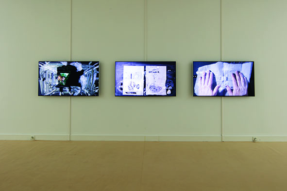 3 moniteurs TV suspendus
