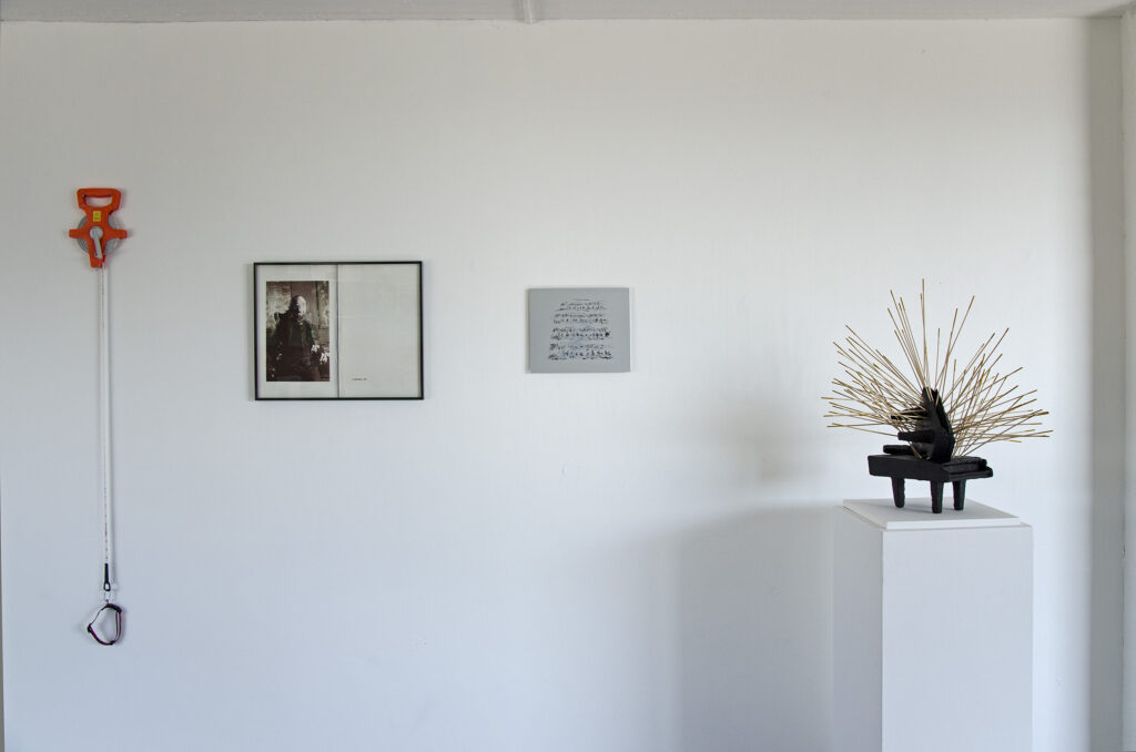 vue générale de l'exposition avec sculpture, objet, partition et photos