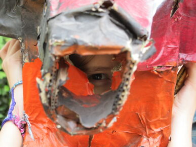 Un enfant porte un masque de minotaure