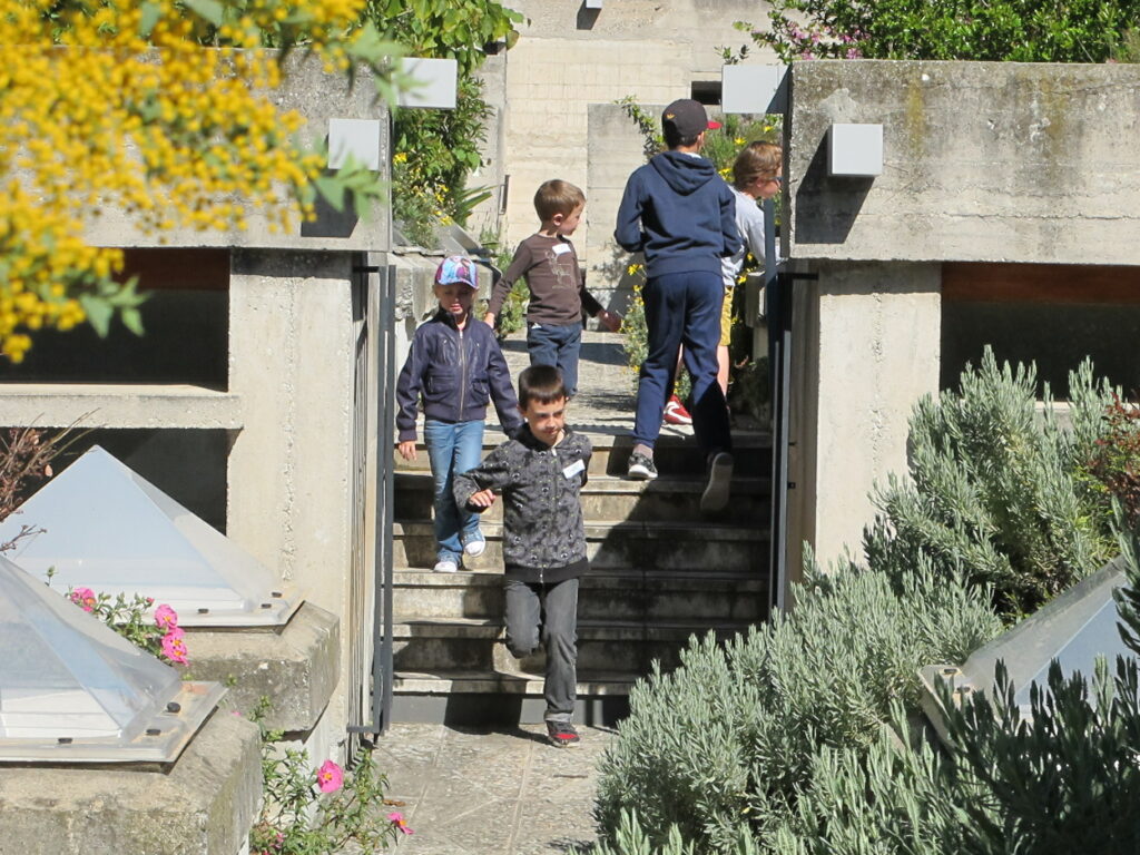 des enfants courent dans le labyrinthe de la Villa Arson
