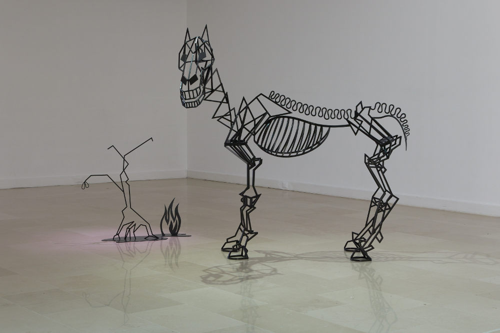 Sculpture en melat noir représentant un cheval à l'aspect de squelette.