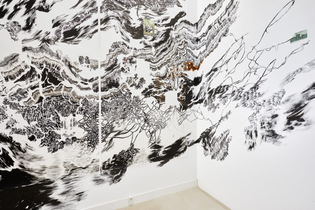 dessins au fusain sur le mur