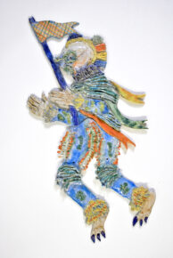 vue d'un personnage en méplat de céramique