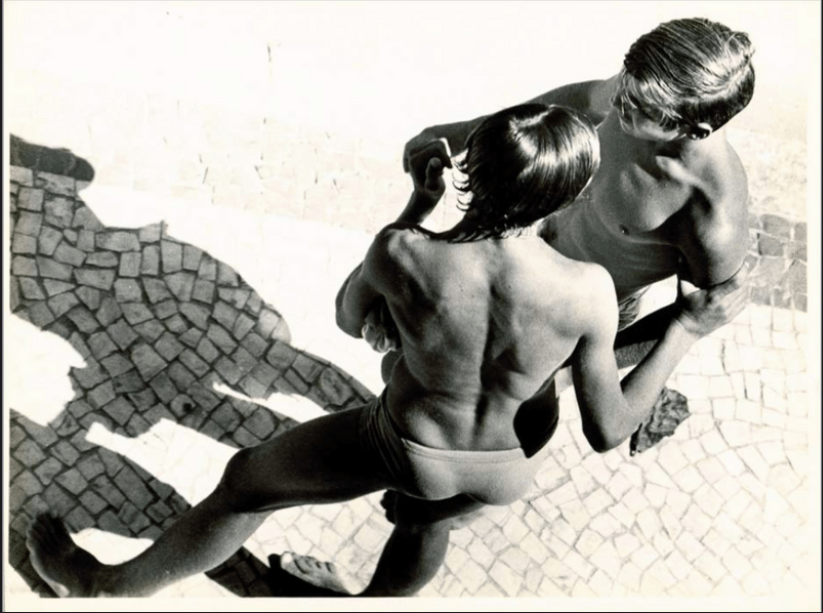 deux corps vue de dessus, en maillot de bain sur un sol en pavé, photo en noir et blanc