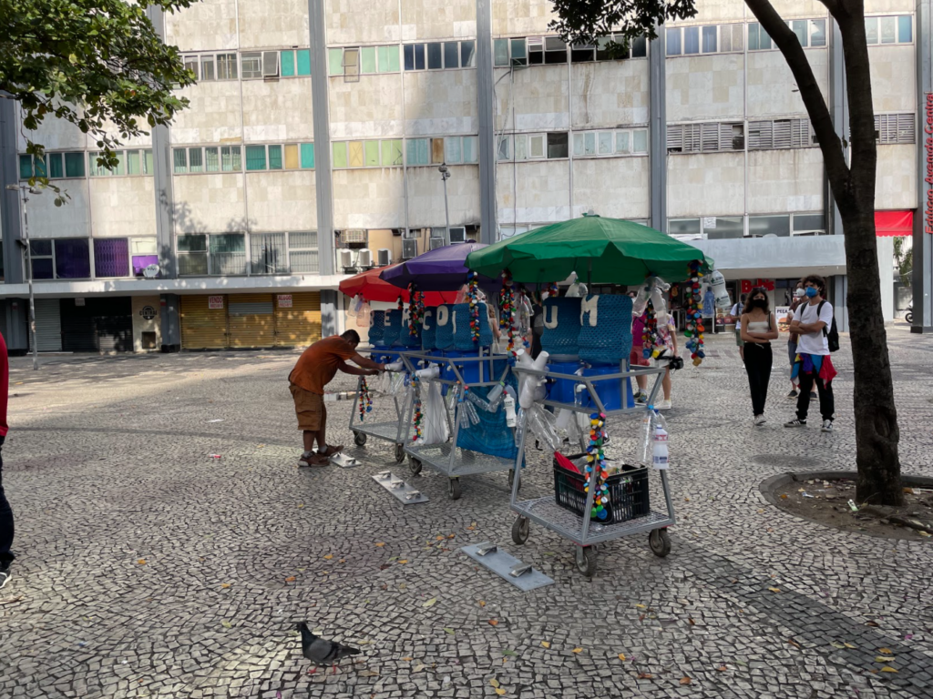interventions sous des parasol dans la rue Rio de Janeiro