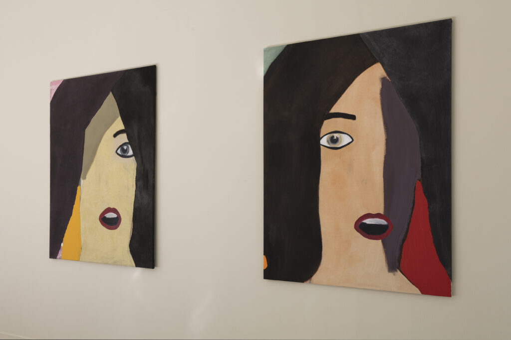 série de peintures de visages féminins