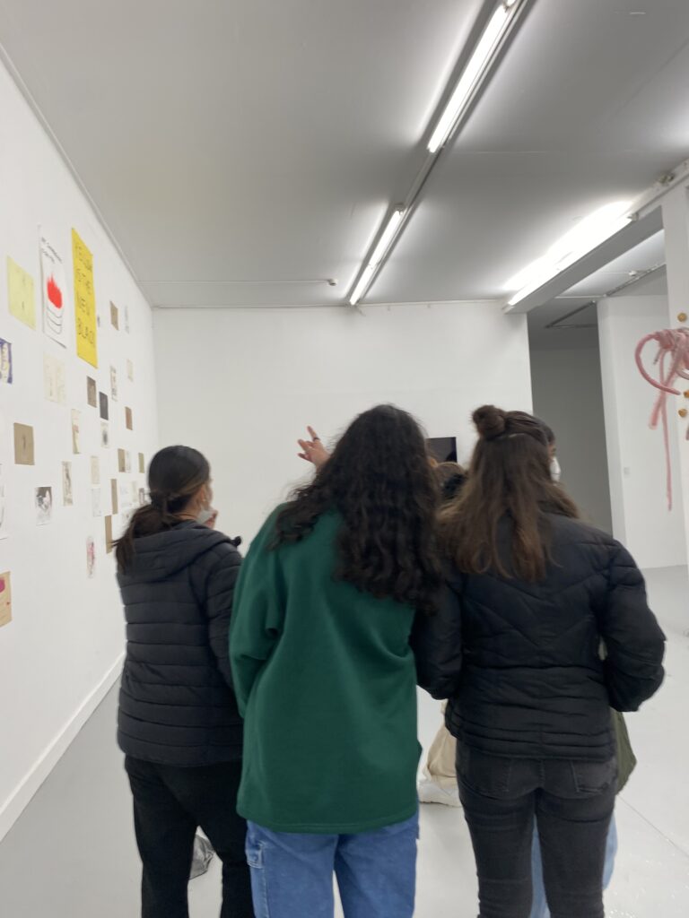 Des lycéen·nes visitent une exposition du centre d'art de la Villa.