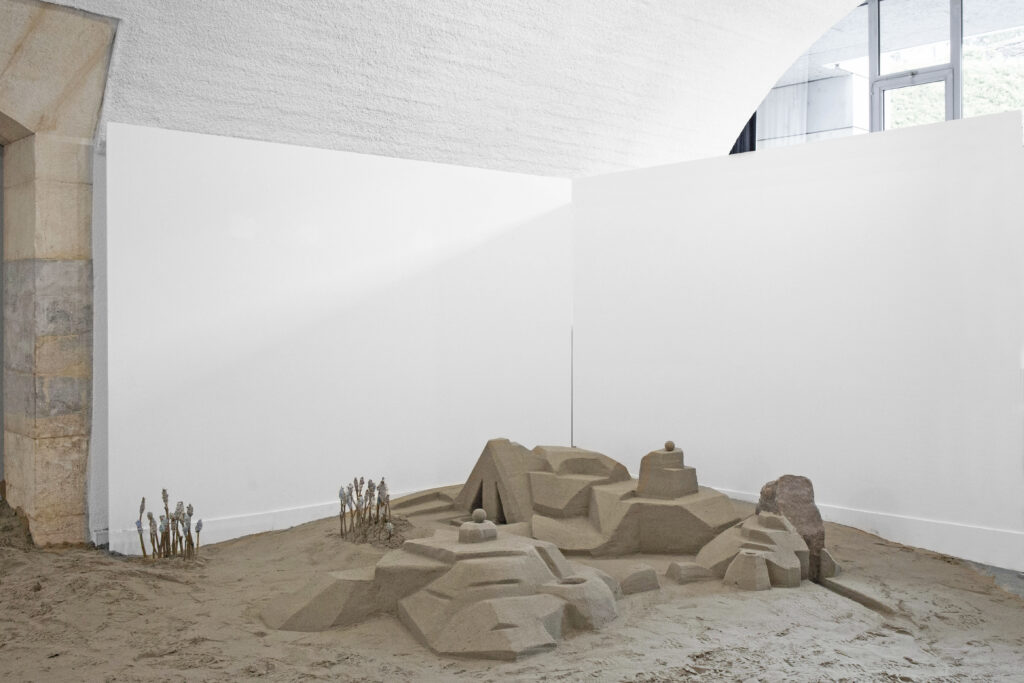 maquettes recouvertes de sable posées au sol