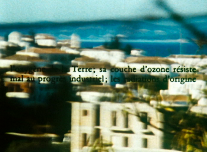 image arrétée d'un film, village et bord de mer