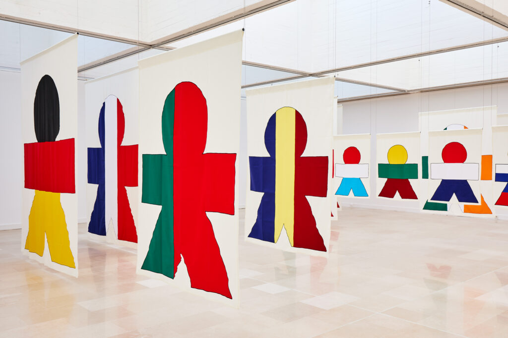 Vue de l'exposition représentant les drapeaux de l'union européenne sous forme de personnages