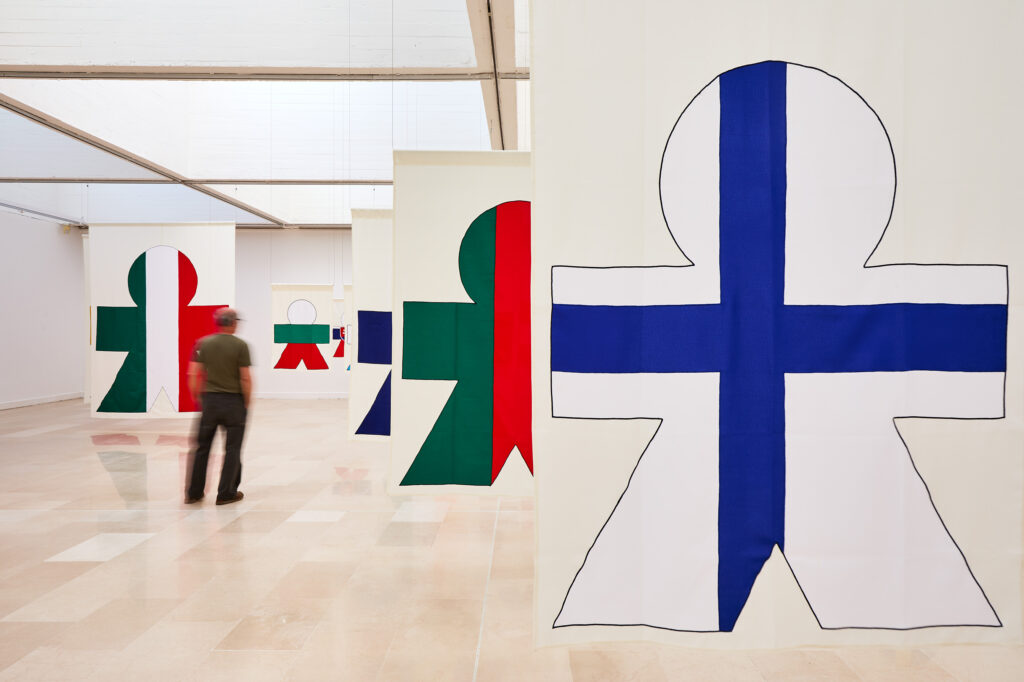Vue de l'exposition représentant les drapeaux de l'union européenne sous forme de personnages