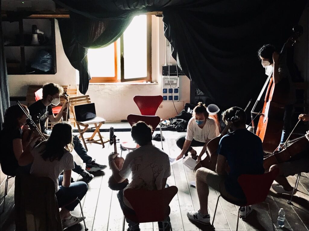 photo de musiciens dans un studio de répétition