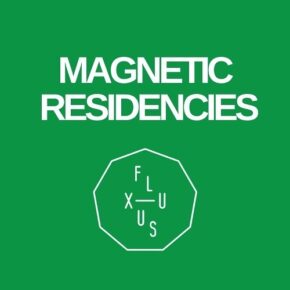 texte blanc Magnetic Residencies sur fond vert