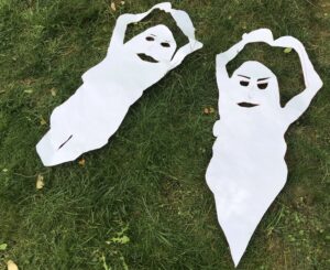 2 fantômes en papier sont posés dans l'herbe