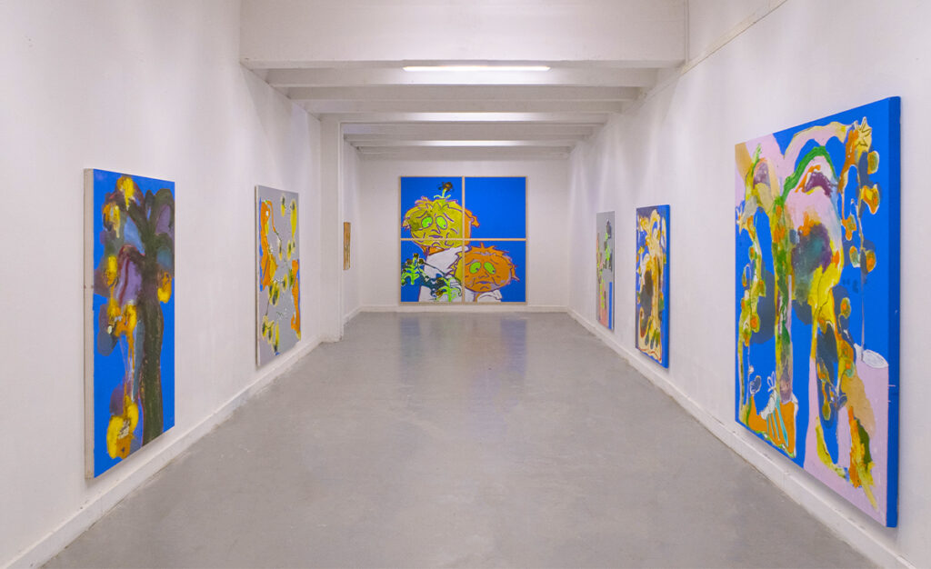 six tableaux de l'artiste installés dans un galerie d'exposition
