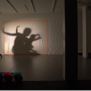 des danseurs en action avec leur ombre projetée au mur