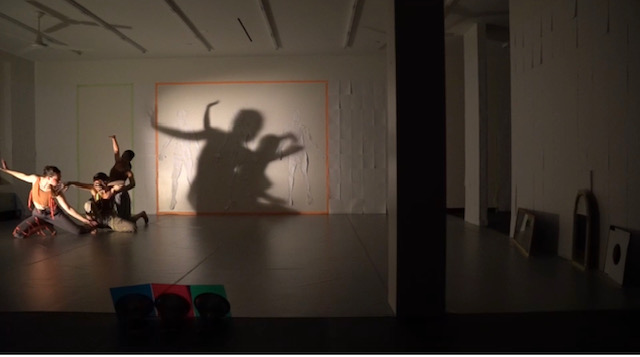 des danseurs en action avec leur ombre projetée au mur