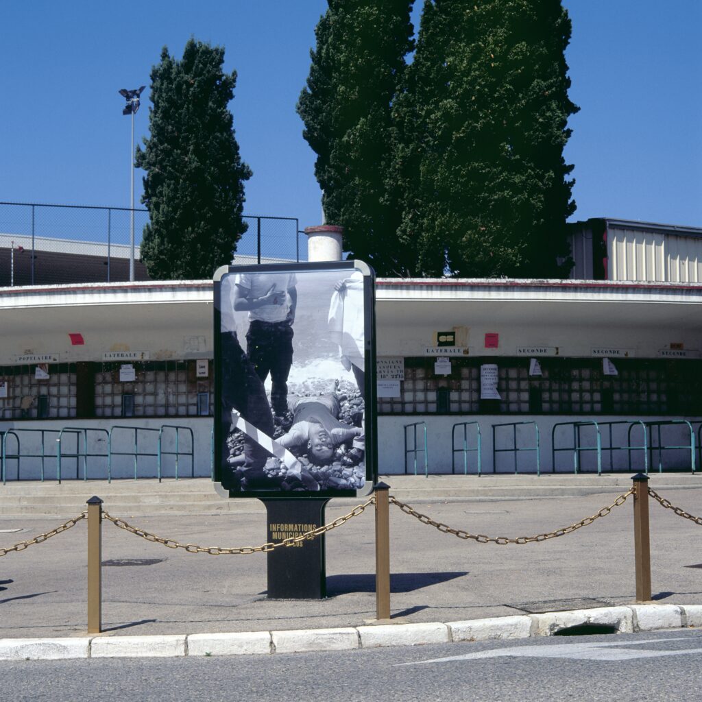 6 affiches sérigraphiées sur papier, montrées dans les panneaux d'affichages municipaux de la ville de Nice